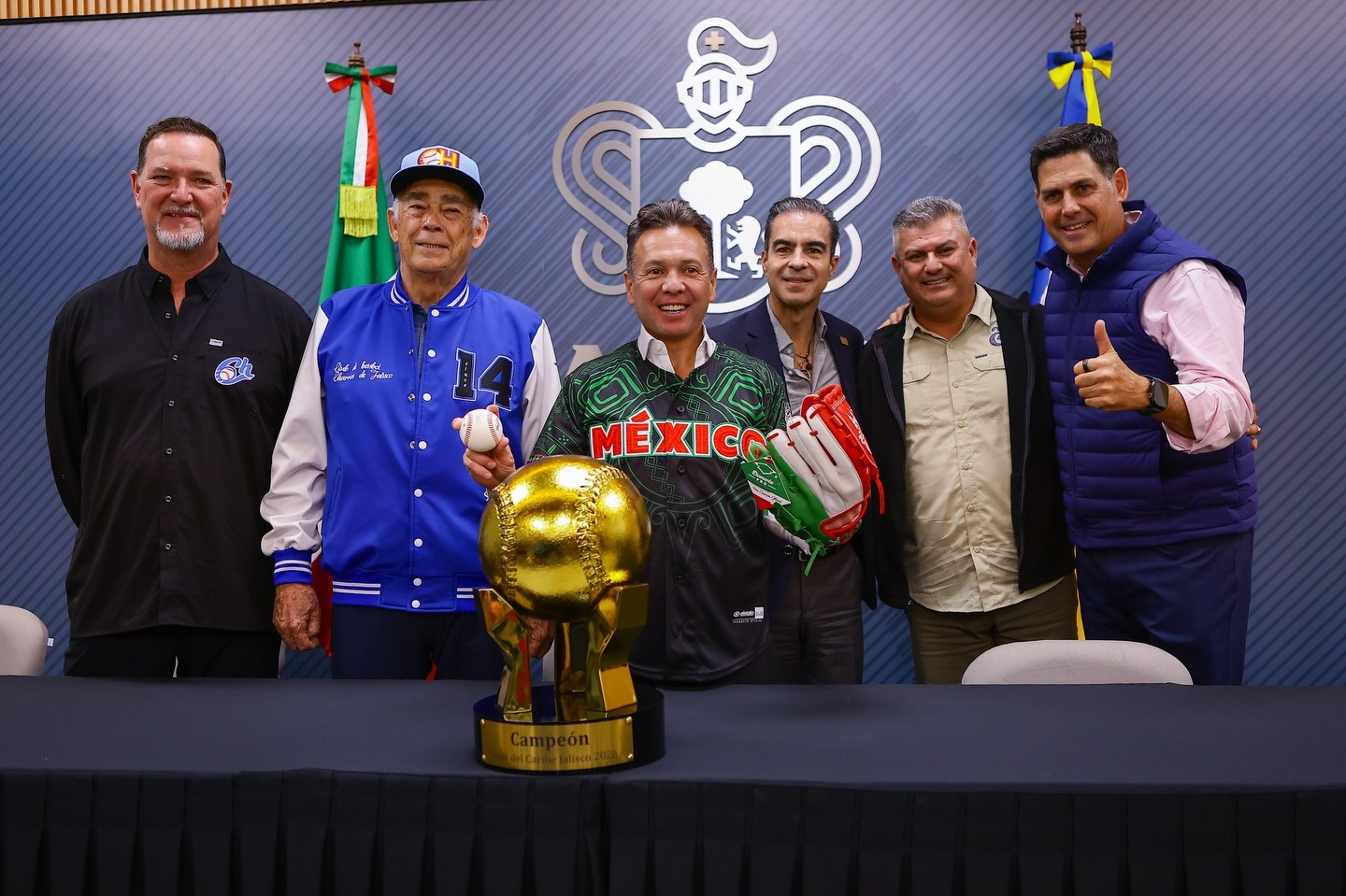 Autoridades de Jalisco y Serie del Caribe posando para la foto