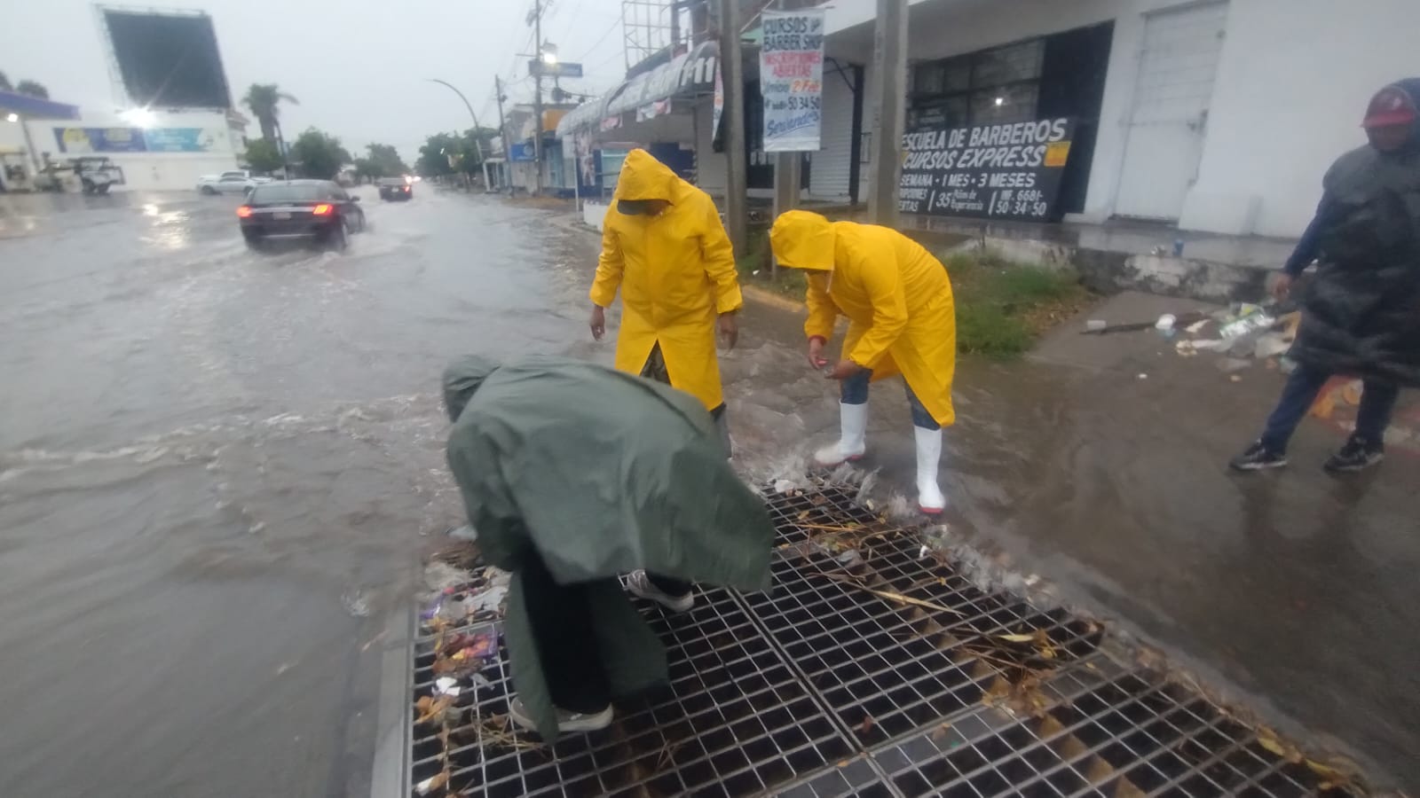 Servicios Públicos destapando una alcantarilla en Los Mochis.