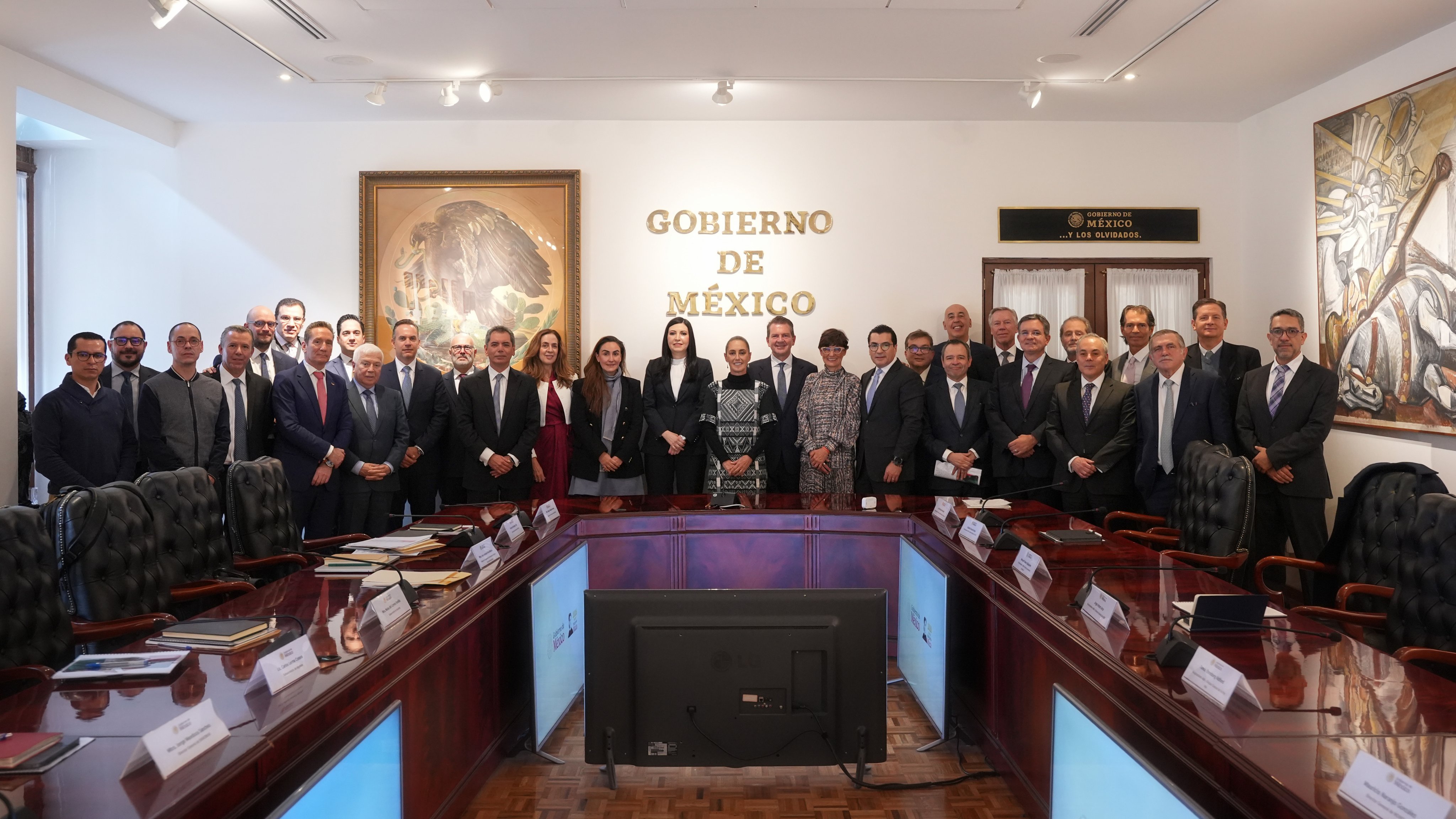 Sheinbaum se reúne con la gobernadora del Banxico y otros líderes banqueros en el Palacio Nacional