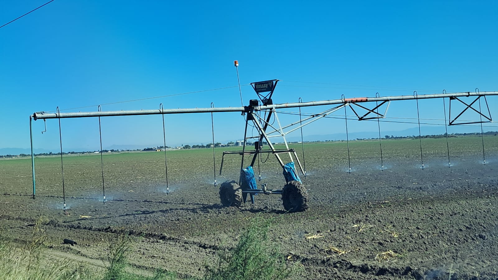 Maquinaria de campo realizando trabajos en parcela