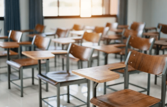 Sillas vacías en salón de clases