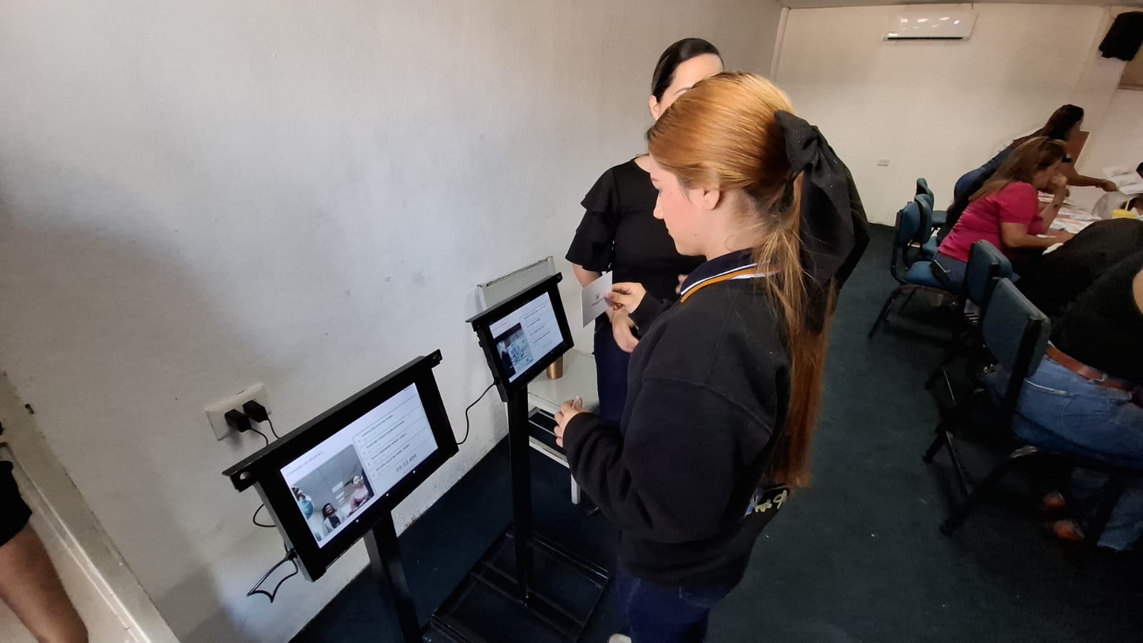 Sistema de registro y alumna parada para probar el sistema