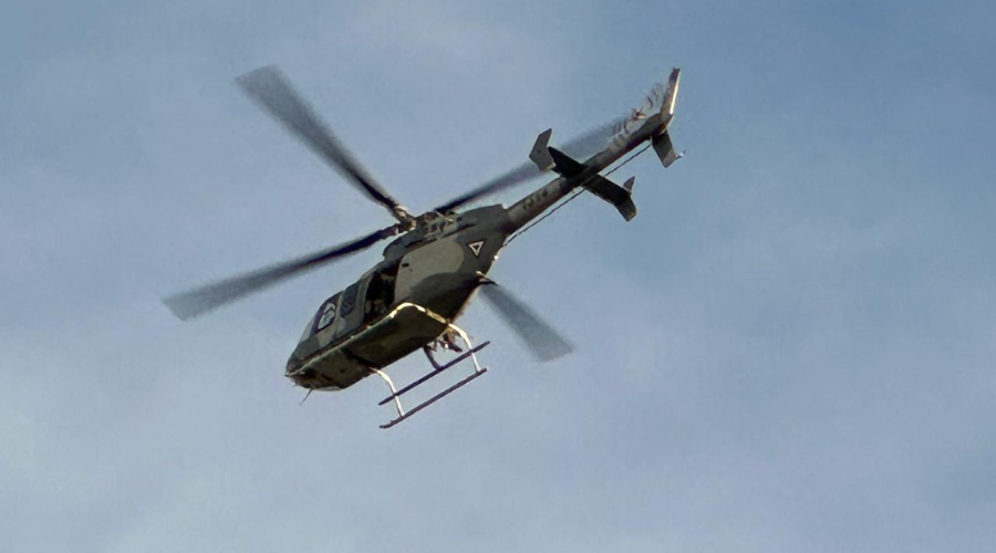 Helicóptero sobrevolando