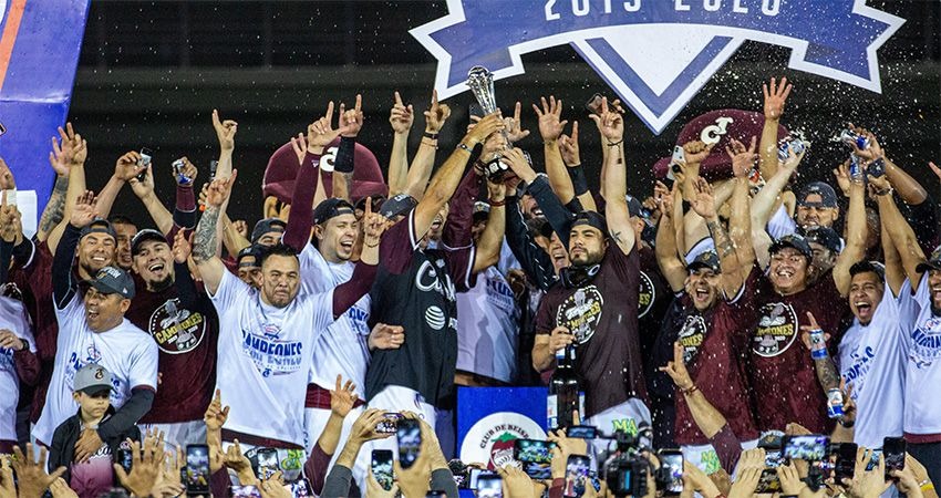 Personas celebrando y alzando un trofeo