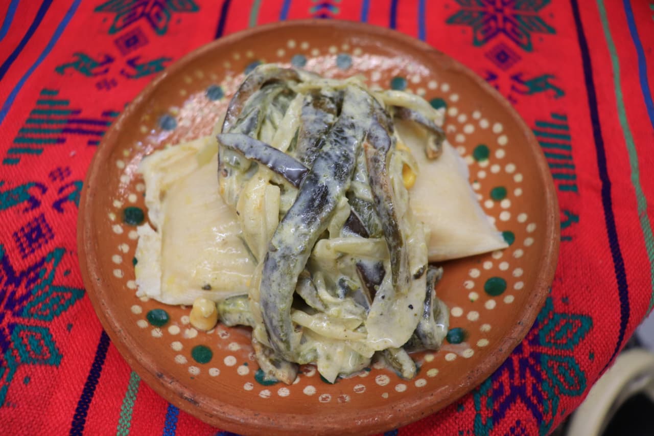 Tamal de Elote con rajas de chile