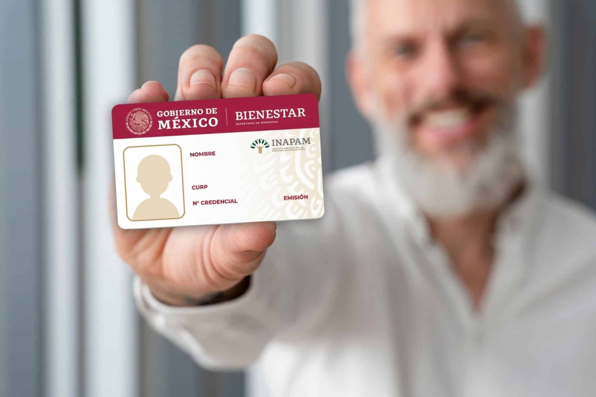 Persona sosteniendo una tarjeta al frente