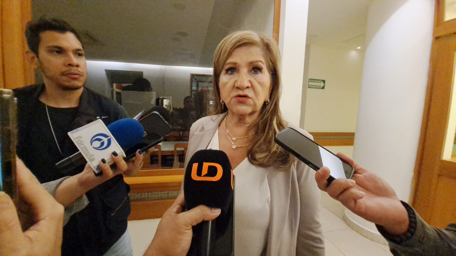 Teresa Guerra Ochoa hablando con los medios