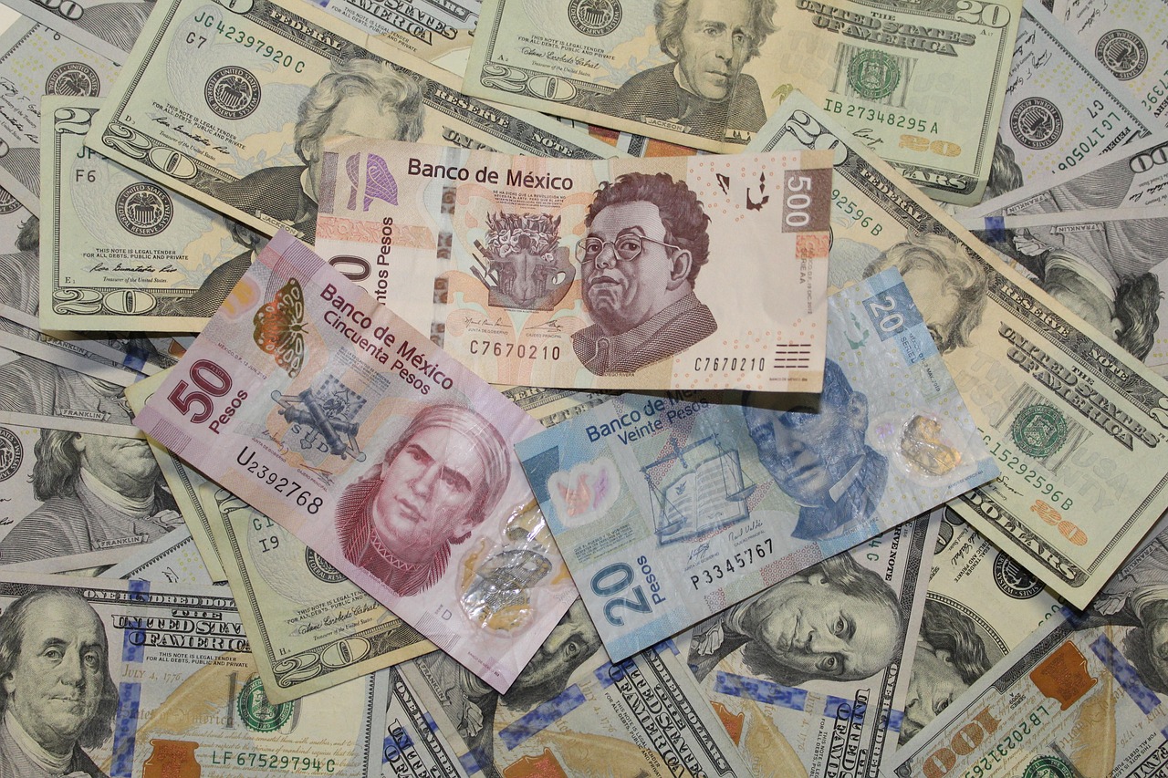 Billetes de dólar y mexicanos apilados
