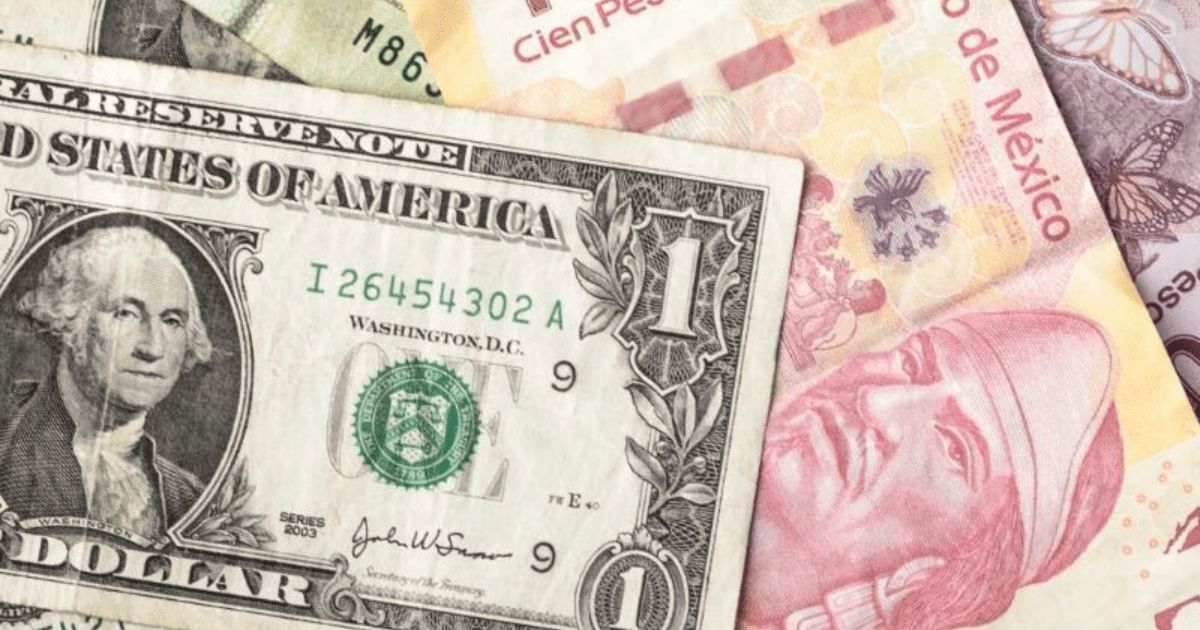 Billete de dólar y billete mexicano