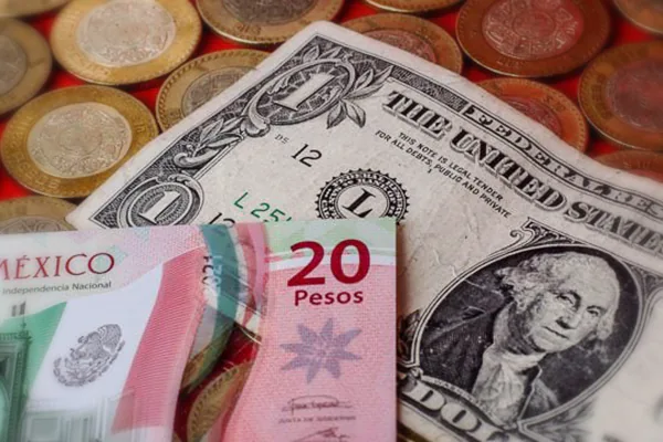 Billetes y monedas mexicanas y un dólar