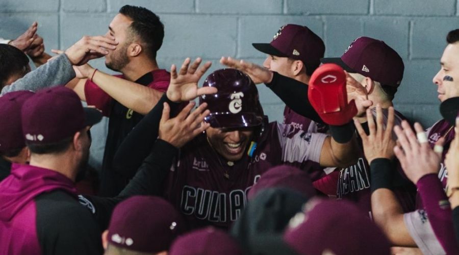Jugadores de Tomateros celebrando