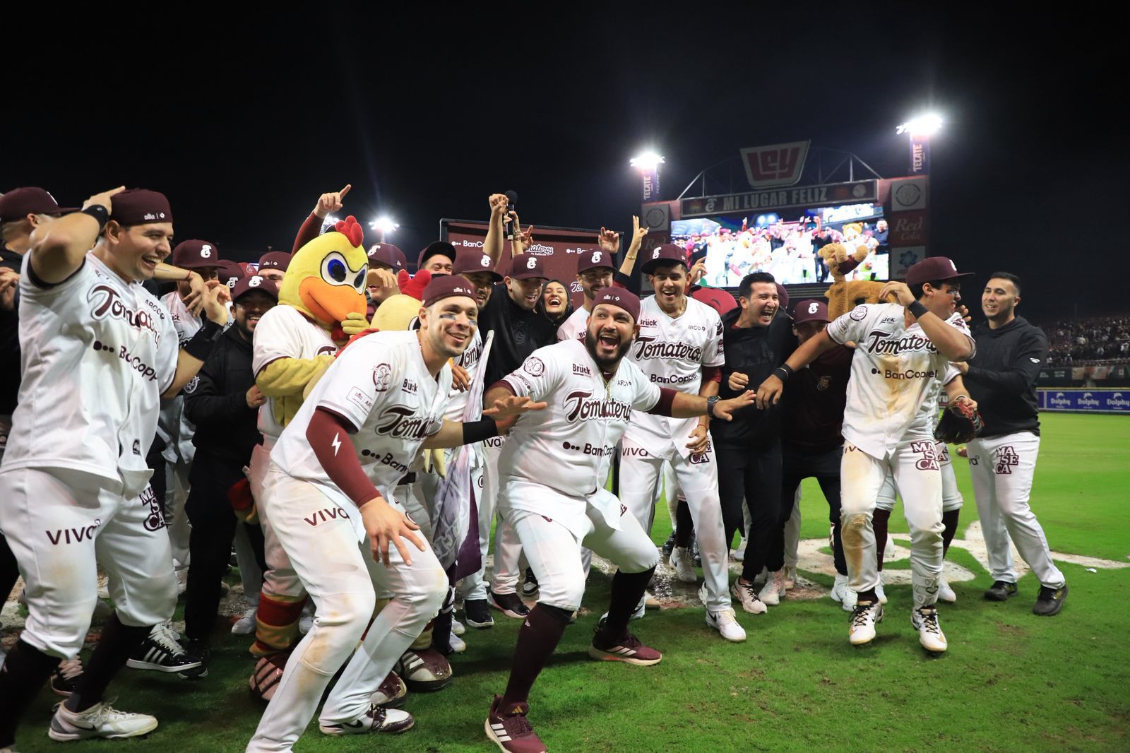 Equipo de Tomateros festejando junto
