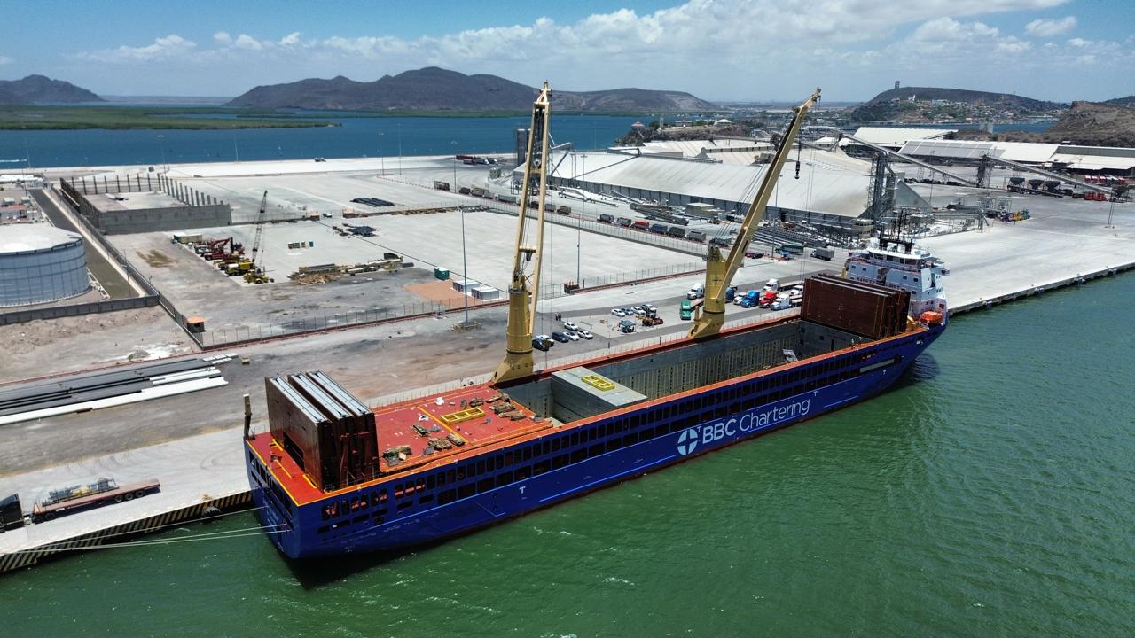 Vista aérea de un barco en el puerto de Topolobampo