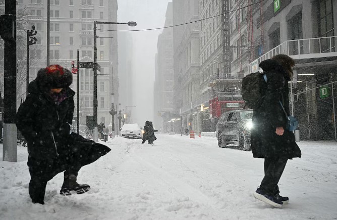Se eleva a 34 el número de personas fallecidas por tormenta invernal en EU