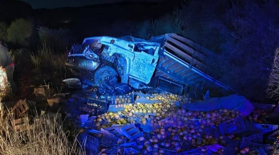 Camión torton arriba de una piedra y naranjas sobre el suelo regadas luego del accidente