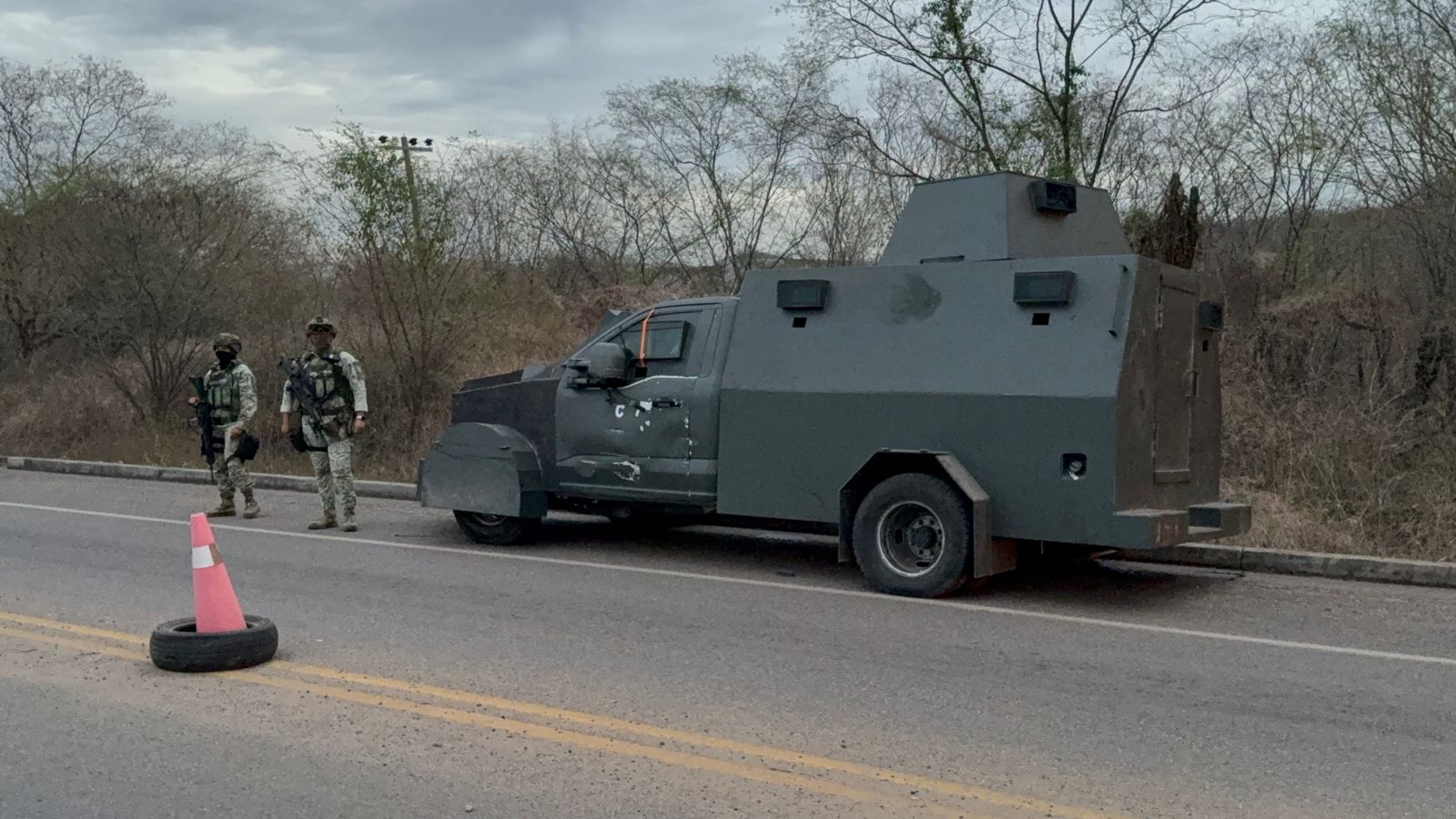 Trasladan vehículos monstruo hacia Culiacán