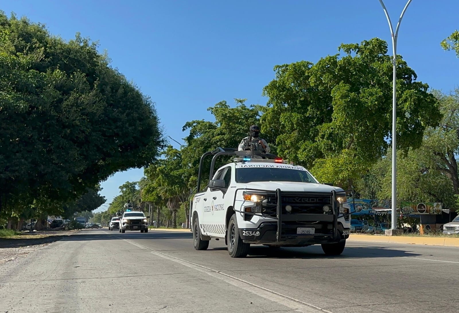 Trasladan a casi 100 reos federales del penal de la 300 en Guasave al aeropuerto de Los Mochis