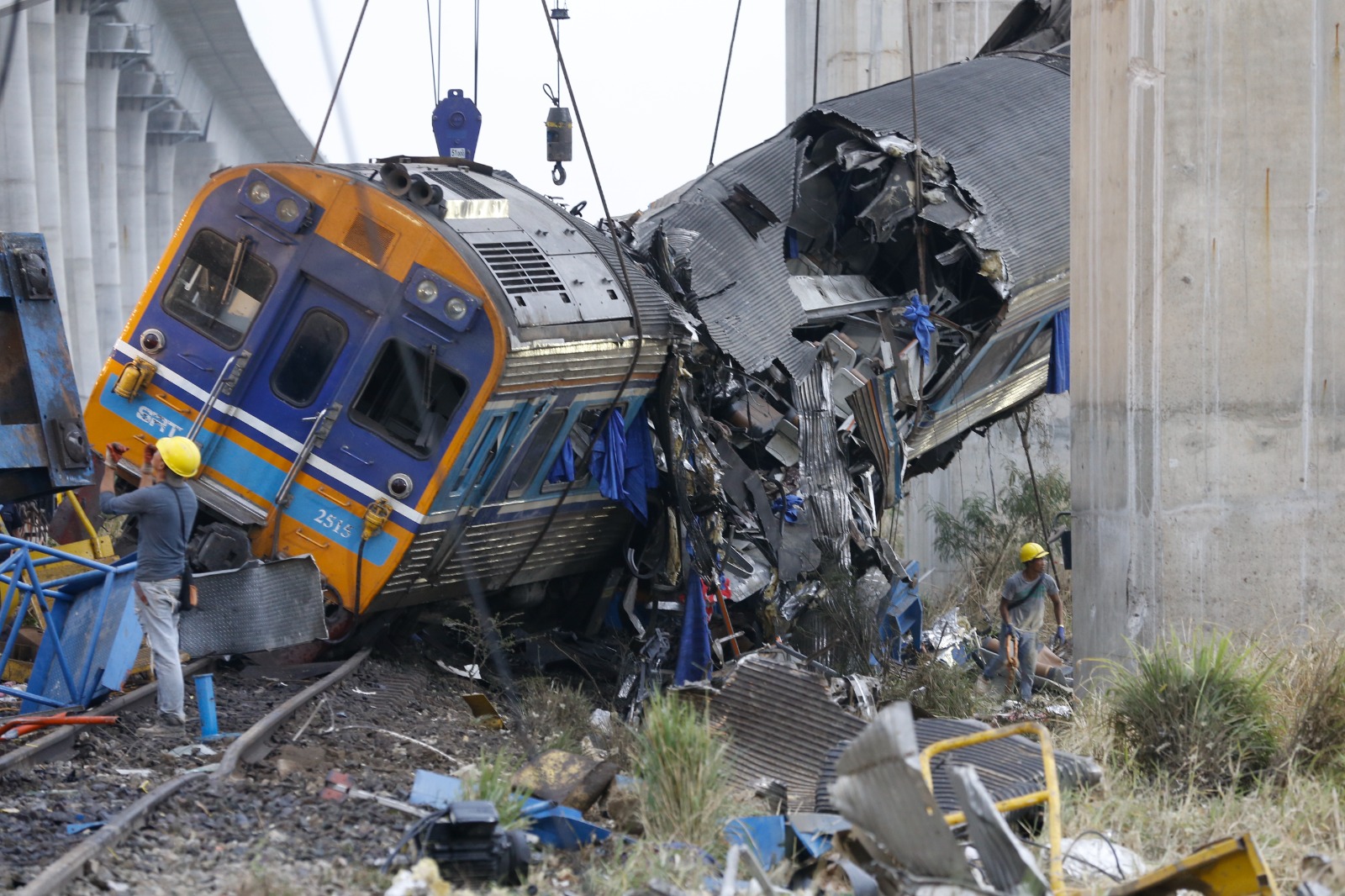 Cae grúa sobre un tren de pasajeros en Tailandia; reportan 32 muertos y al menos 60 heridos