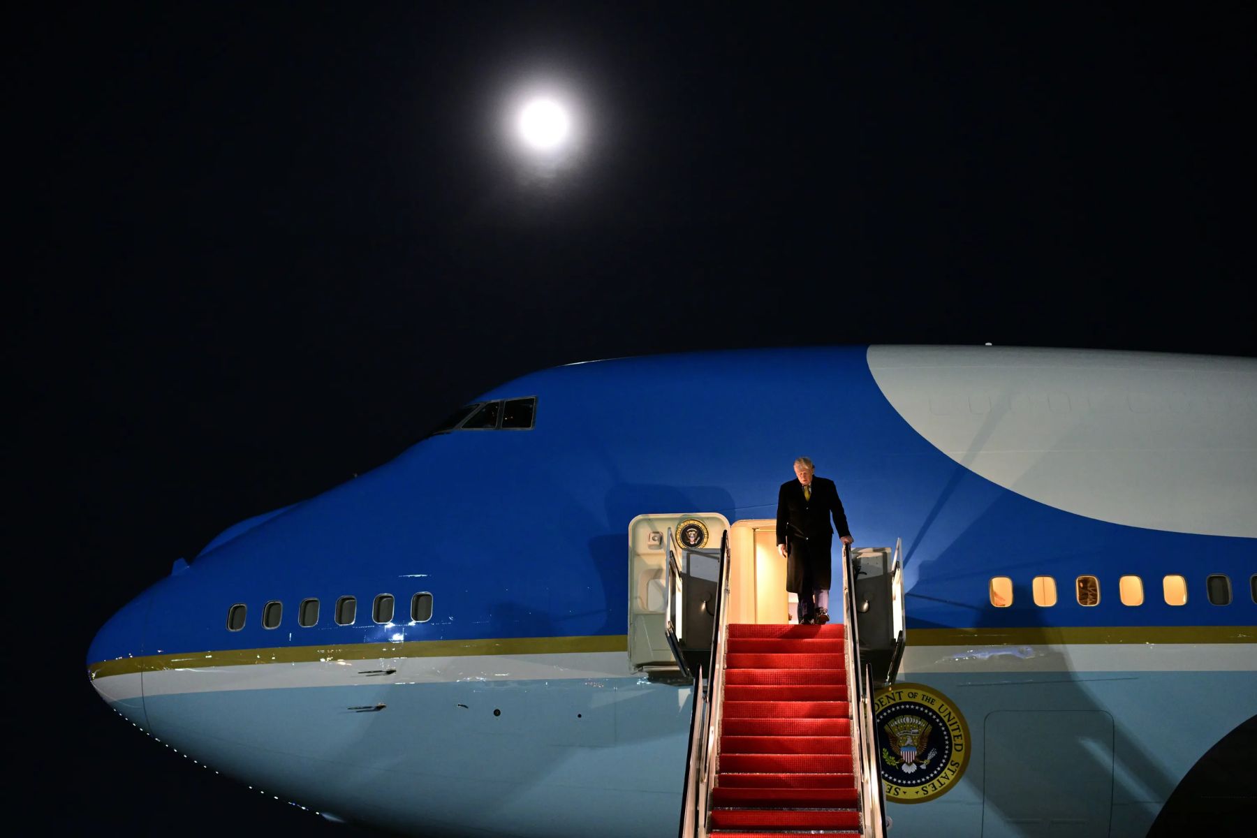 Avión en el que Trump viajaba rumbo a Davos sufre 