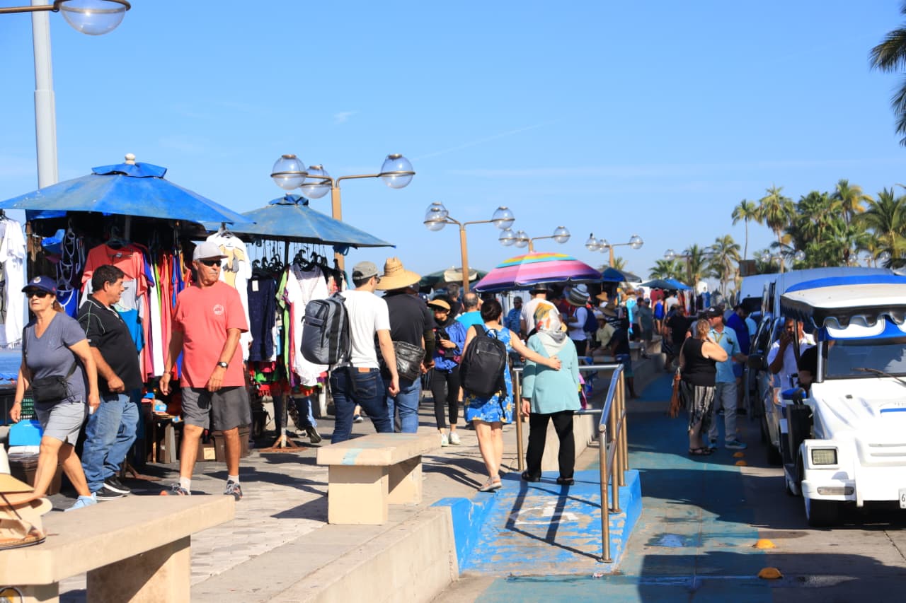 Turistas sobre el malecón de Mazatlán