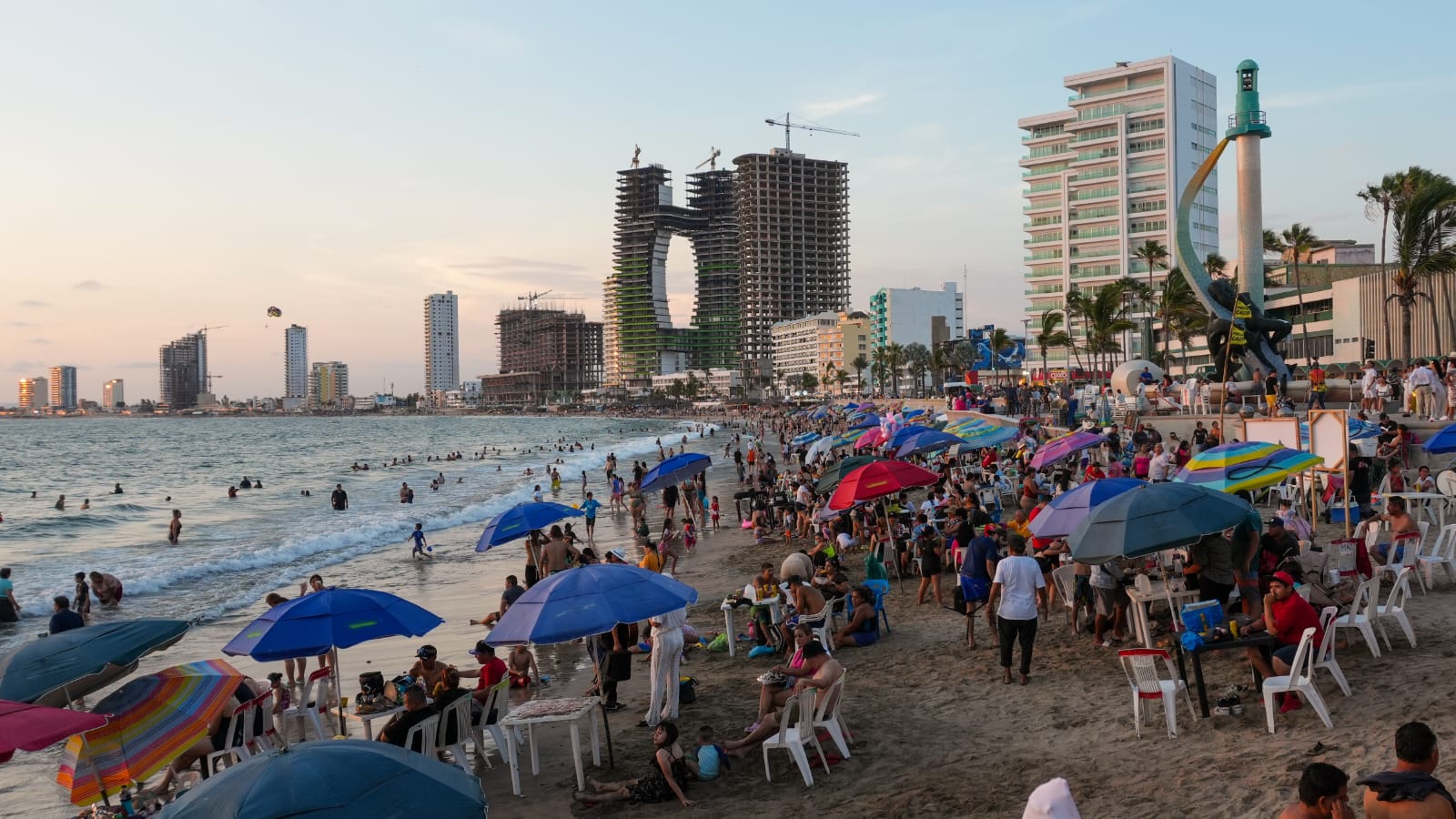 Turistas en las playas de Mazatlán