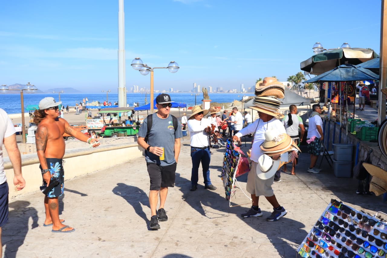 Personas caminando por zonas turísticas de Mazatlán
