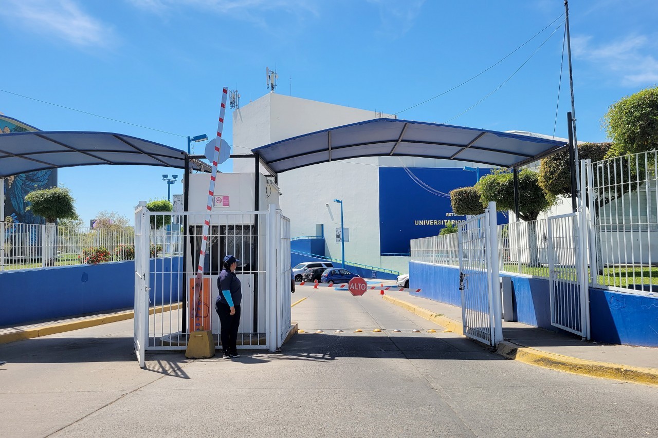 Entrada por el estacionamiento de la Universidad Autónoma de Occidente