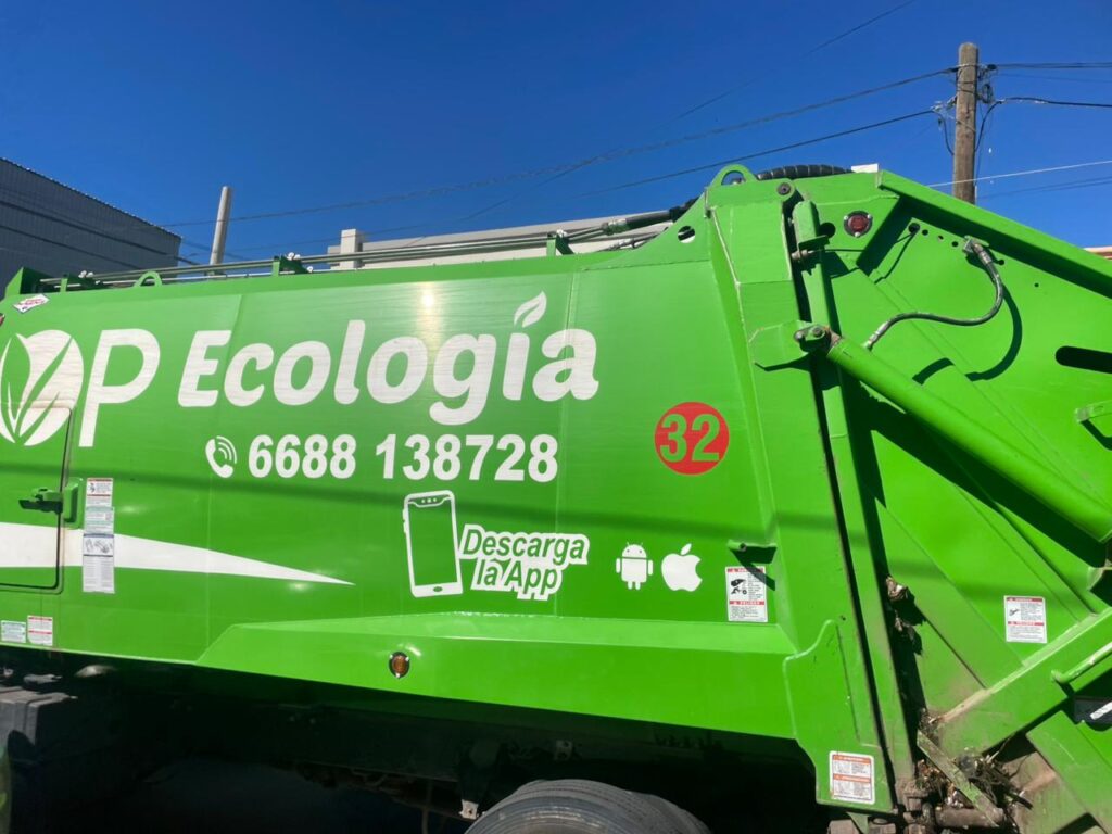 Unidad de recolección de basura de OP Ecología en Los Mochis