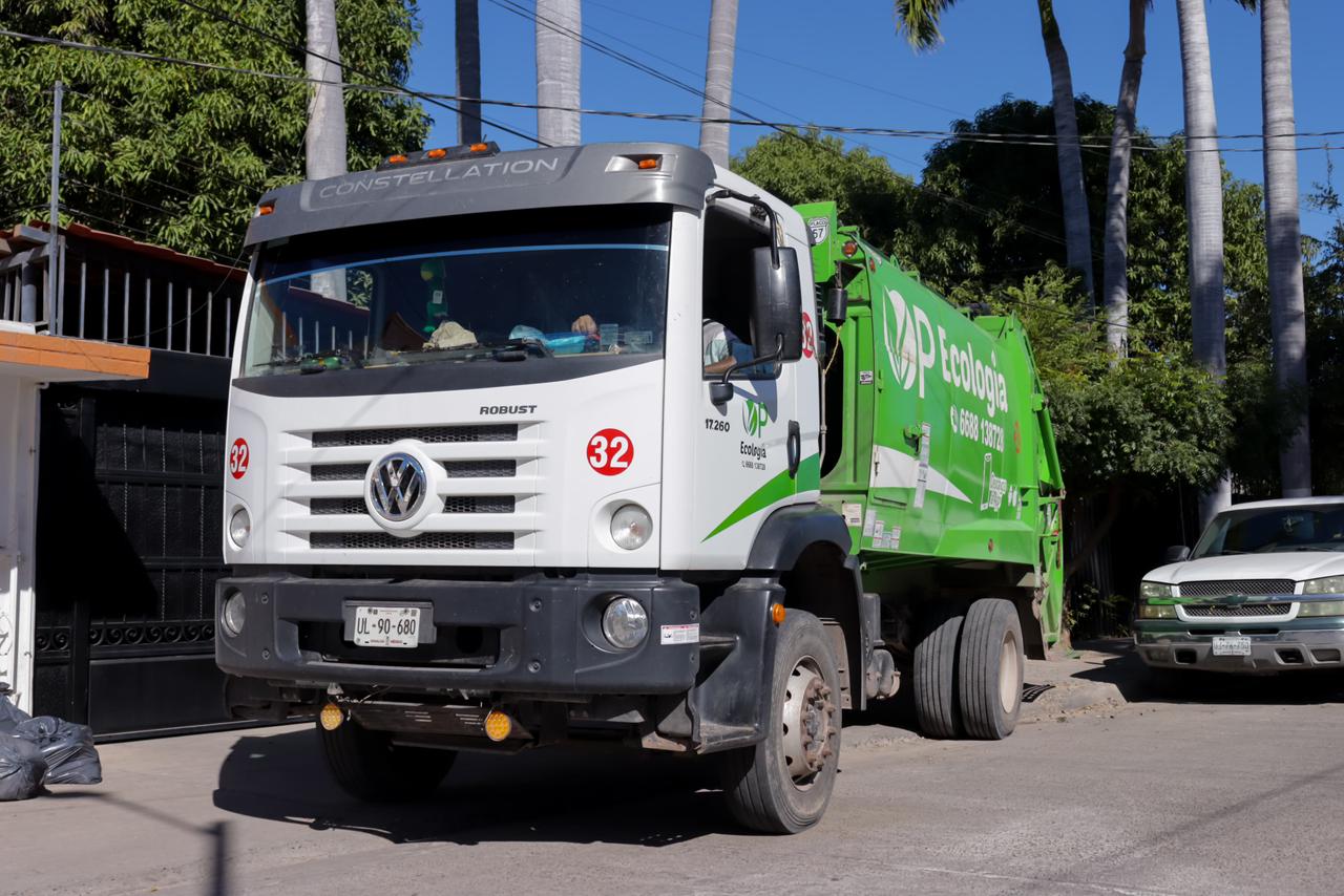 Unidad de recolección de basura de OP Ecología en Los Mochis