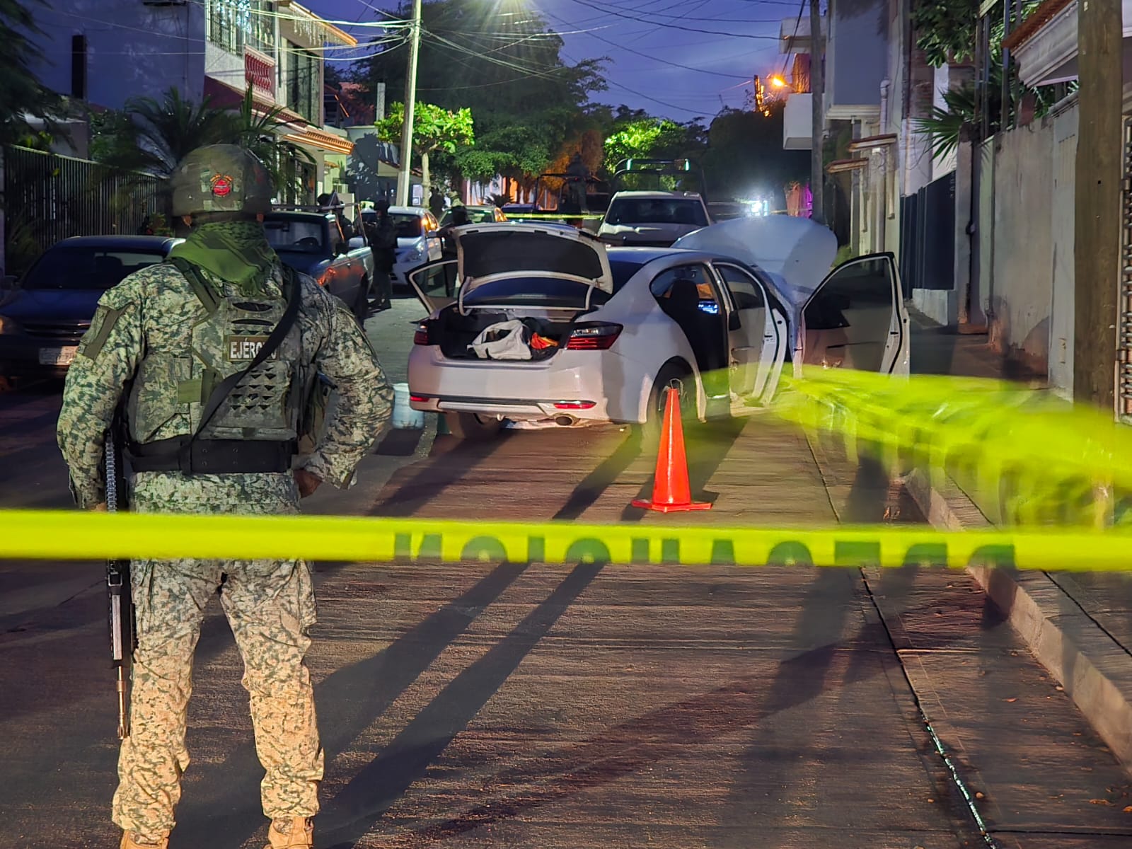 Zona acordonada con un militar y un carro blanco