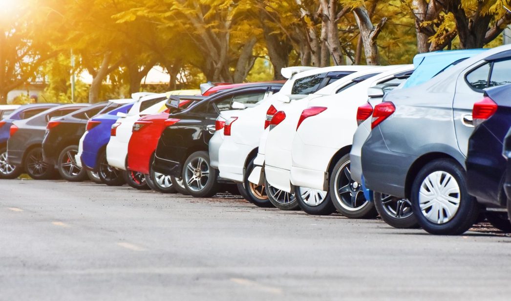 Vehículos en fila estacionados