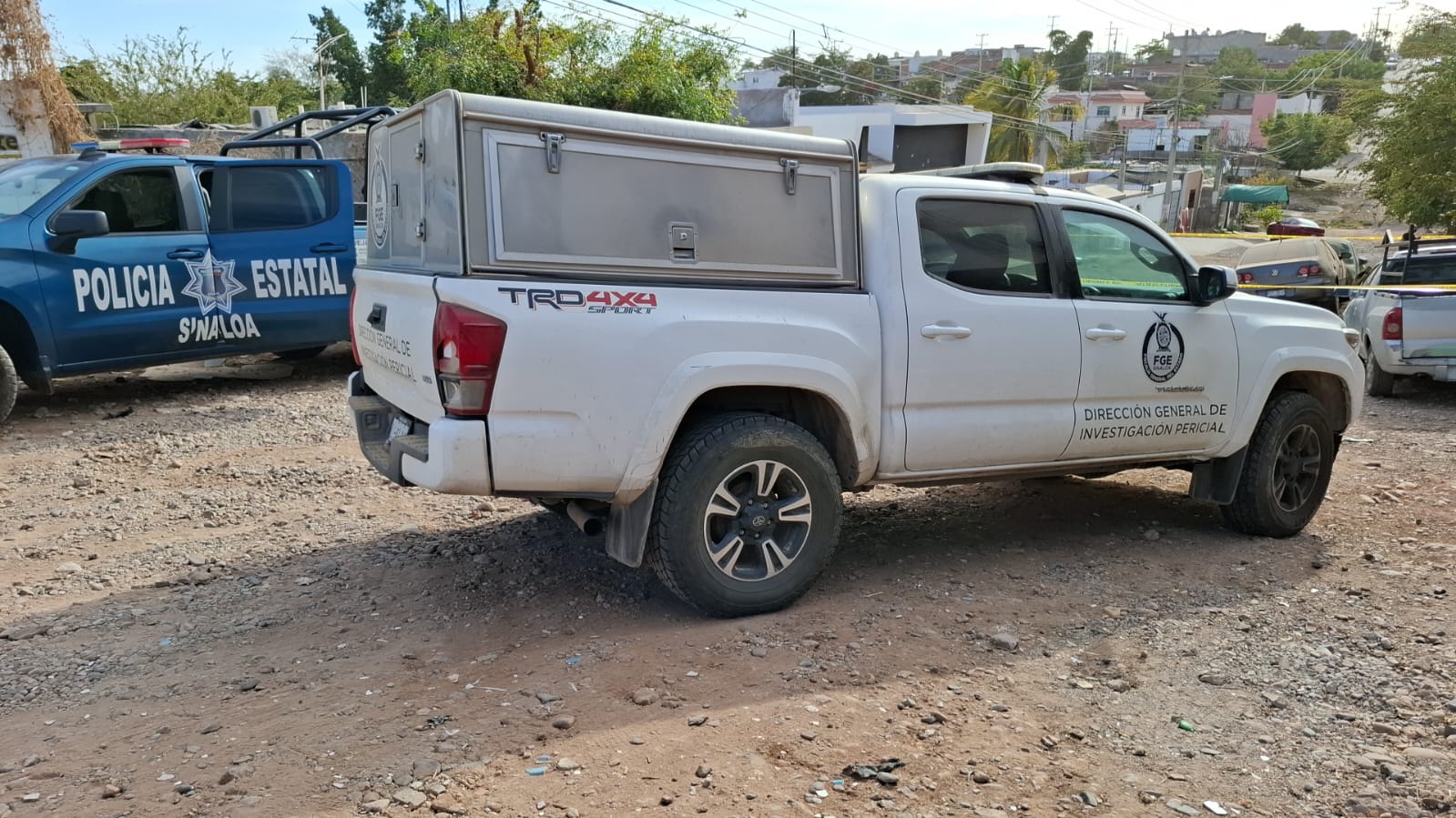 Vehículos policía y FGE