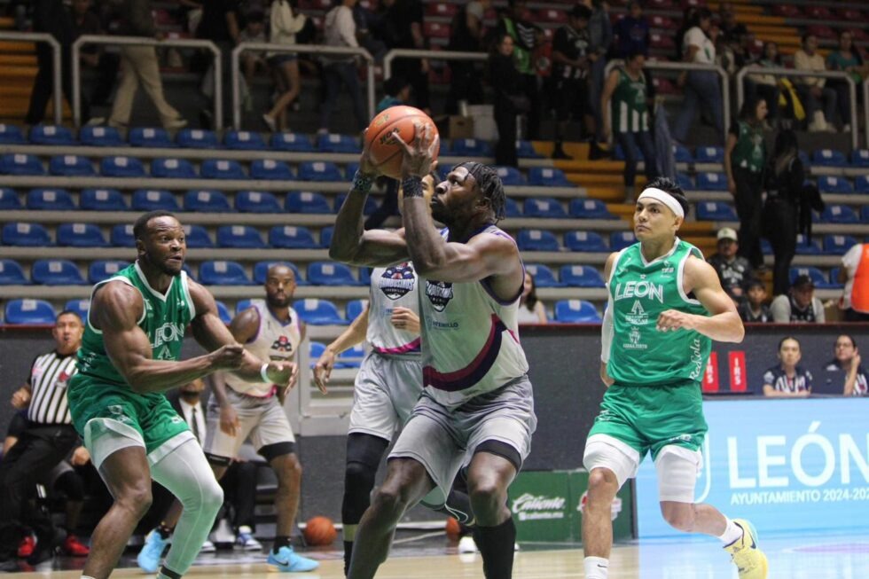 jugador tirando una pelota de basquetbol