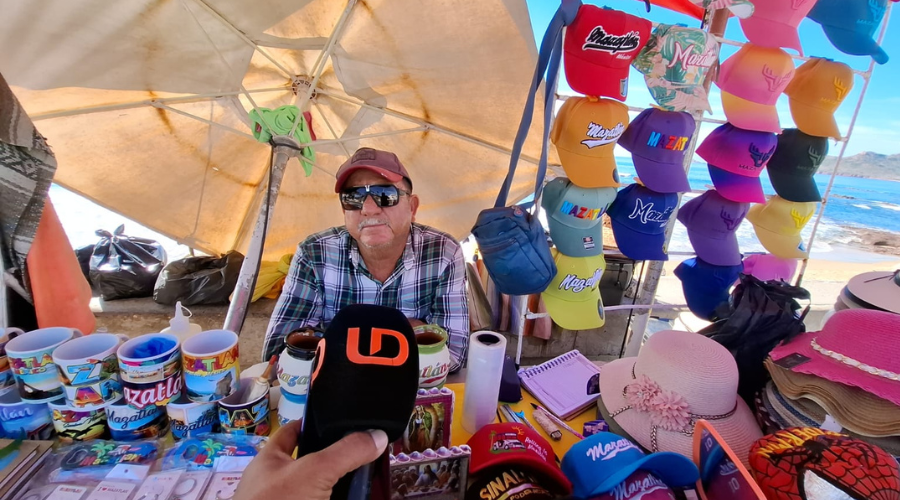 Vendedor de artesanías y souvenirs en Mazatlán