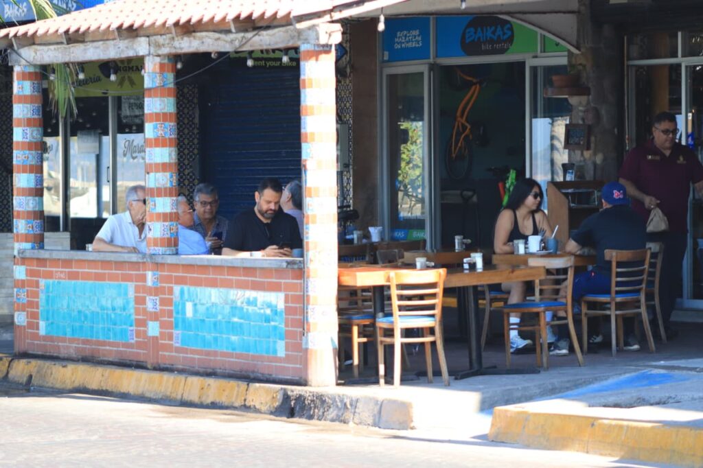 Comensales en restaurante de Mazatlán