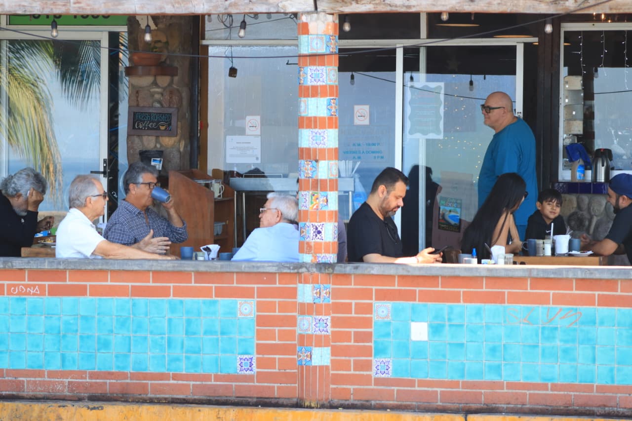 Comensales en restaurante de Mazatlán