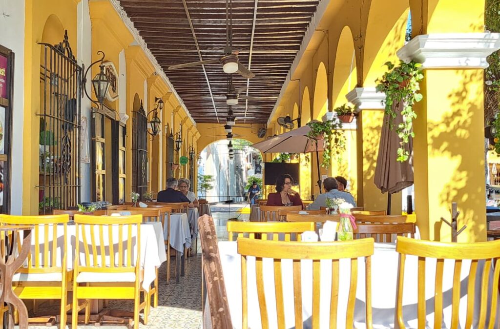 Restaurante con sillas solas en Mazatlán