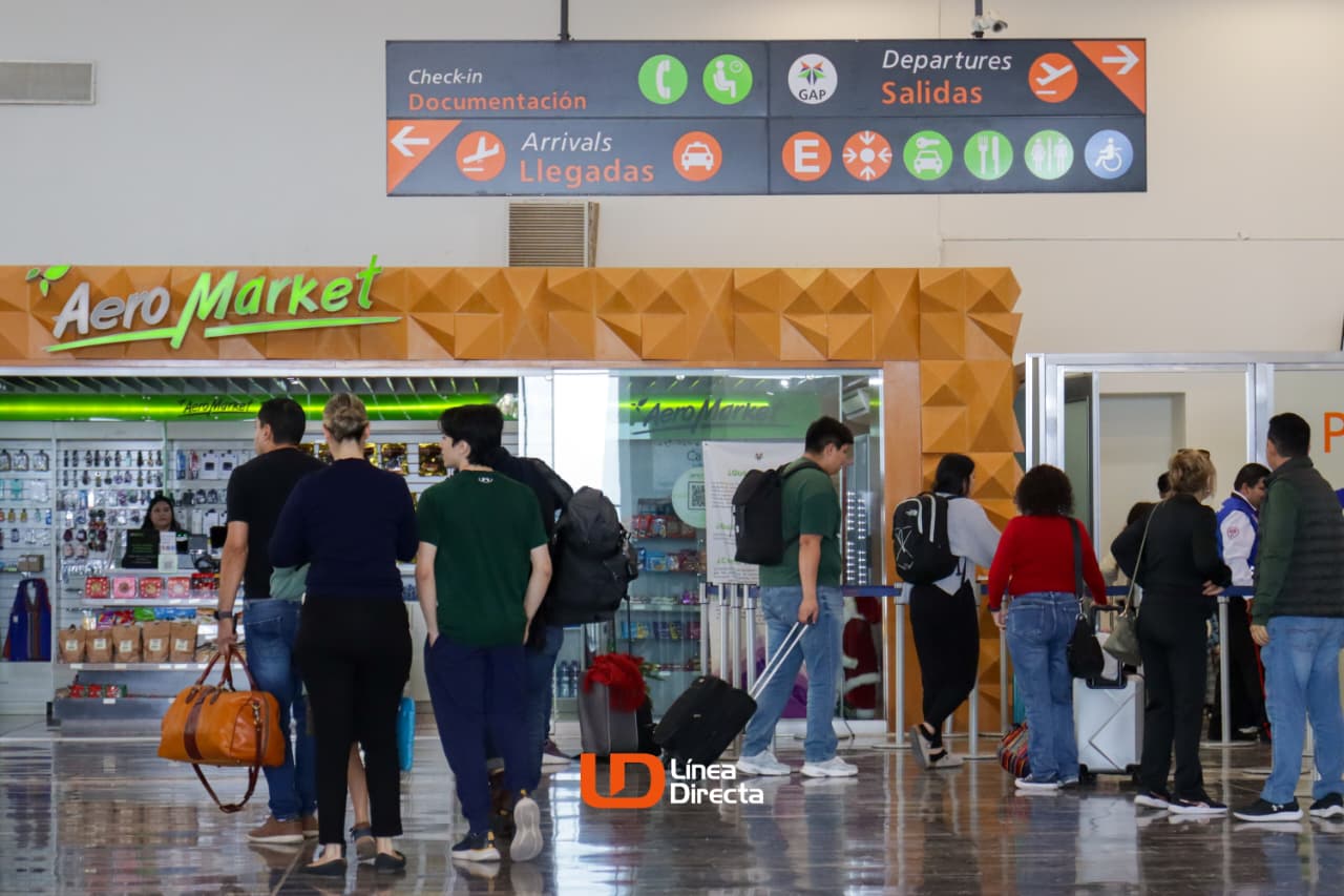Viajeros en aeropuerto con sus maletas