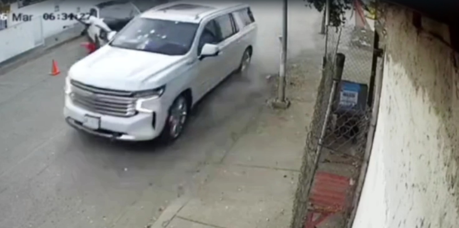 Camioneta chocando contra otros vehículos