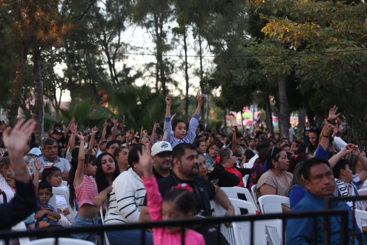 Familias mazatlecas reunidas en la Villa Navideña para el festejo de Día de Reyes.