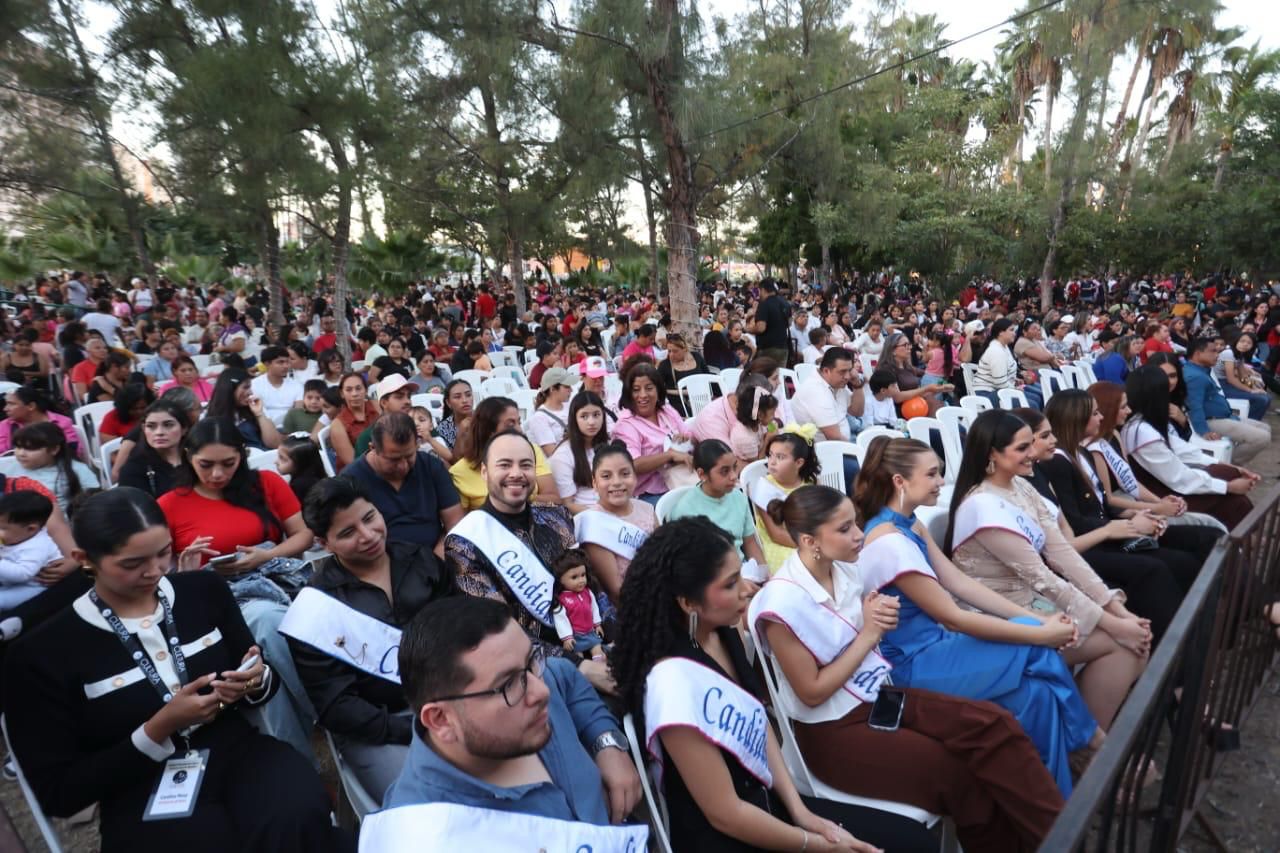 Familias mazatlecas reunidas en la Villa Navideña para el festejo de Día de Reyes.