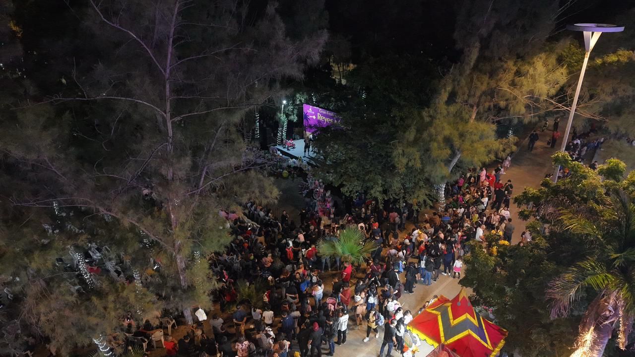 Familias mazatlecas reunidas en la Villa Navideña para el festejo de Día de Reyes.