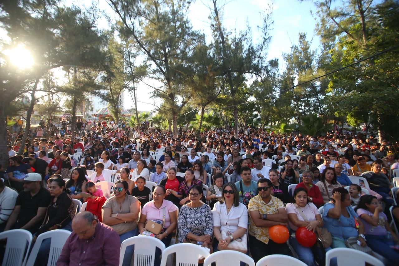 Familias mazatlecas reunidas en la Villa Navideña para el festejo de Día de Reyes.