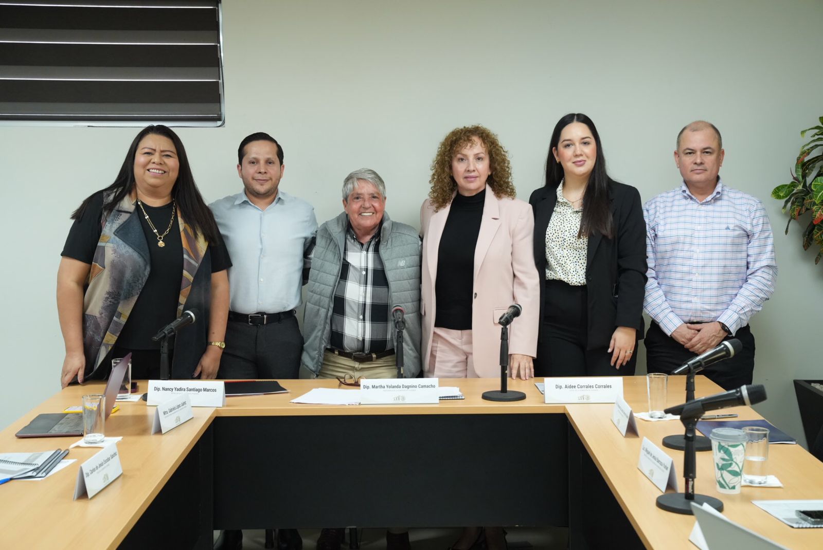 Personas de la Comisión de Vvienda del Congreso del Estado junto a personal de la ASE