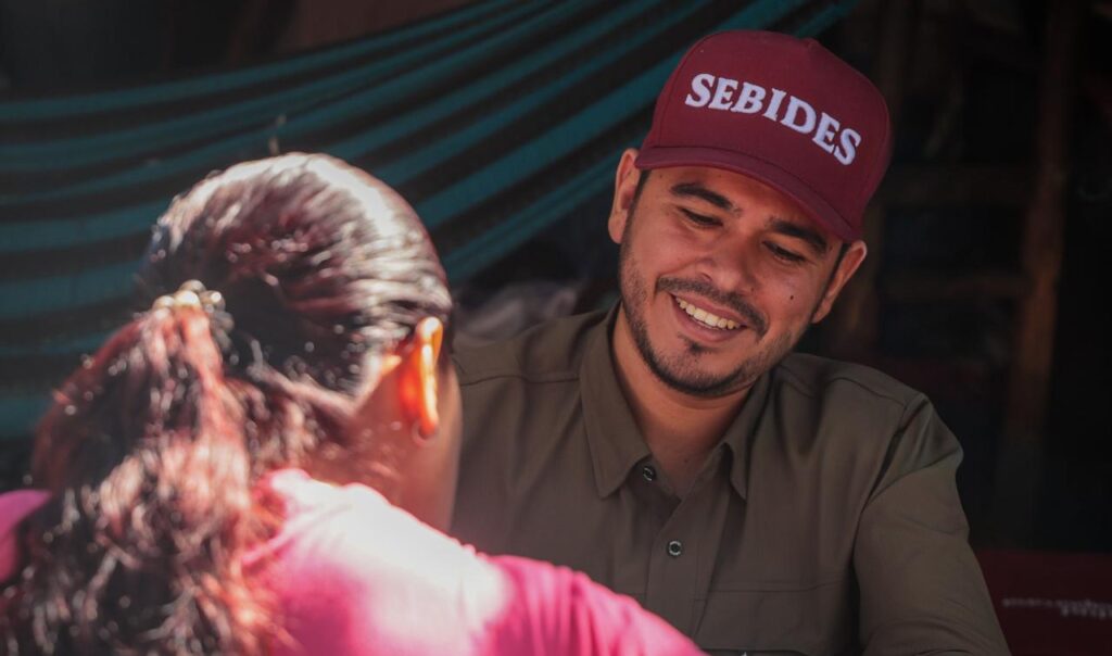 Persona con gorra de Sebides en jornada de atención