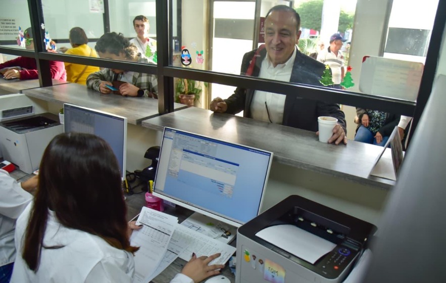 El alcalde de Ahome, Antonio Menéndez de Llano Bermúdez realizando el pago del impuesto predial