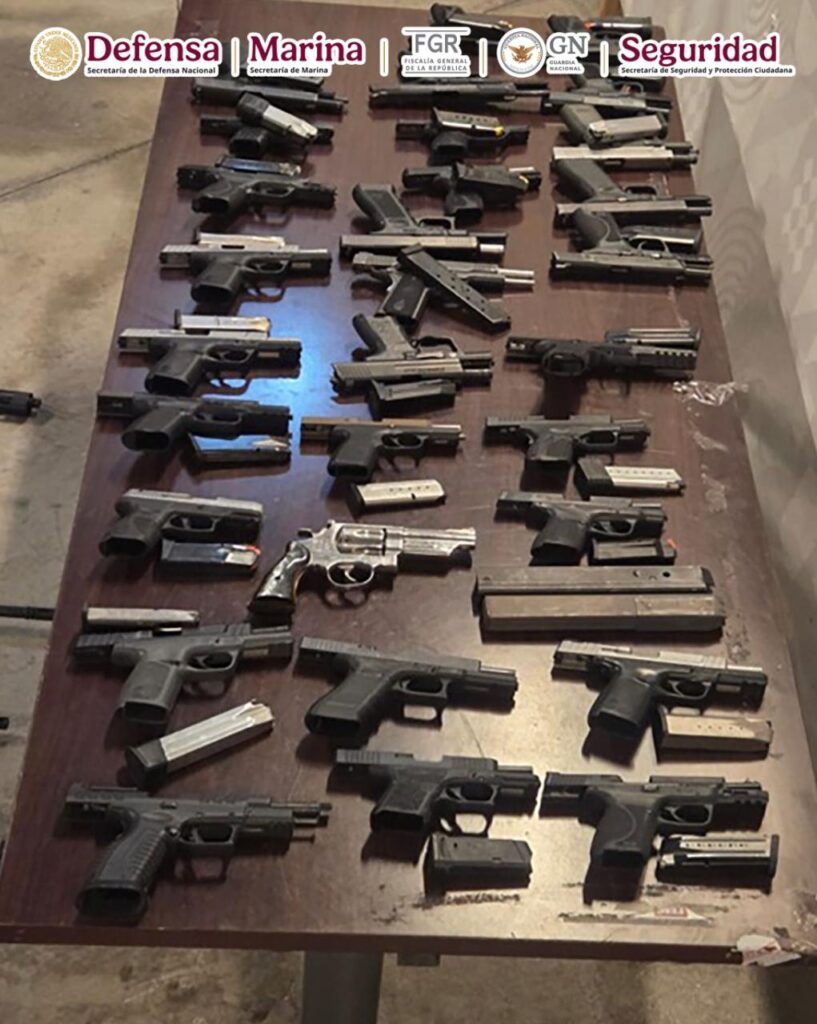 armas cortas en una mesa