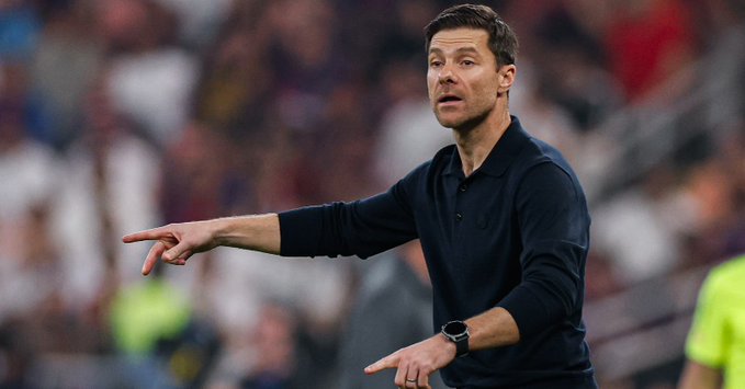 Xabi Alonso con el brazo estirado y dando indicaciones