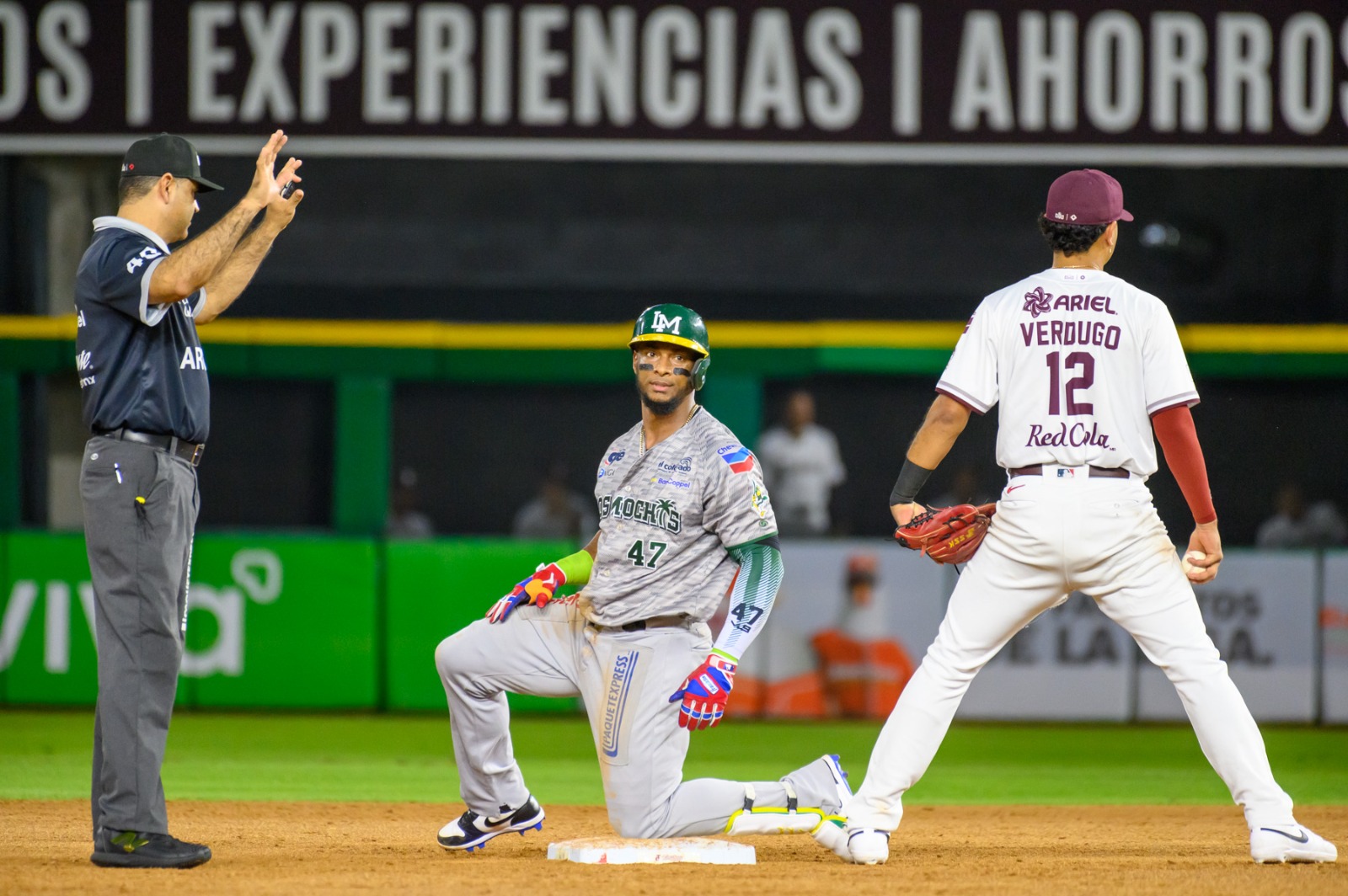 Jugadores de beisbol en un estadio