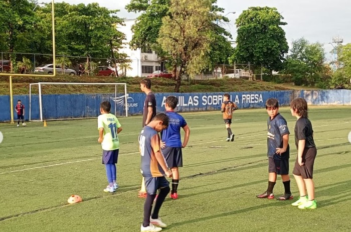 niños practican futbol